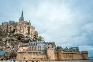 Ophorus Blog - Shore Excursion vs Cruise Line Tours in Normandy: A Real Comparison (2026)