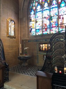 Baptistère de Sainte Thérèse de l'Enfant Jésus dans la basilique Notre-Dame d'Alençon