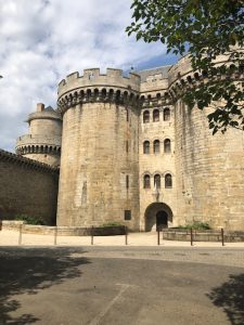 L'entrée du château et la tour couronnée
