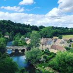 Vue sur le pont de Saint Céneri depuis l'église romane surplombant la rivière Sarthe.