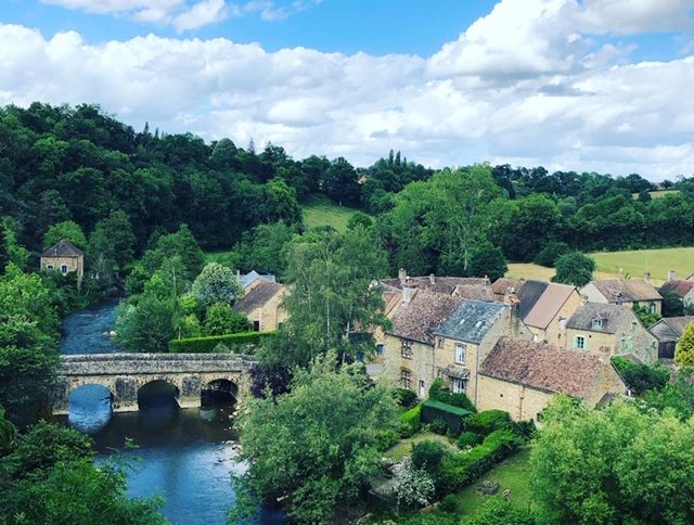 Vue sur le pont de Saint Céneri depuis l'église romane surplombant la rivière Sarthe.