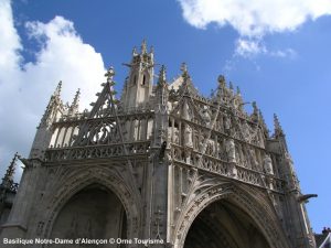 Le porche gothique flamboyant de la basilique Notre-Dame d'Alençon
